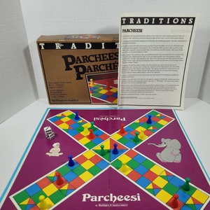 Puede incluir: Un juego de mesa vintage llamado Parcheesi de Waddington Sanders. El tablero de juego es morado con un patrón de cuadrícula colorido y presenta un bebé y un elefante. La caja es marrón con letras doradas y una imagen del tablero de juego.