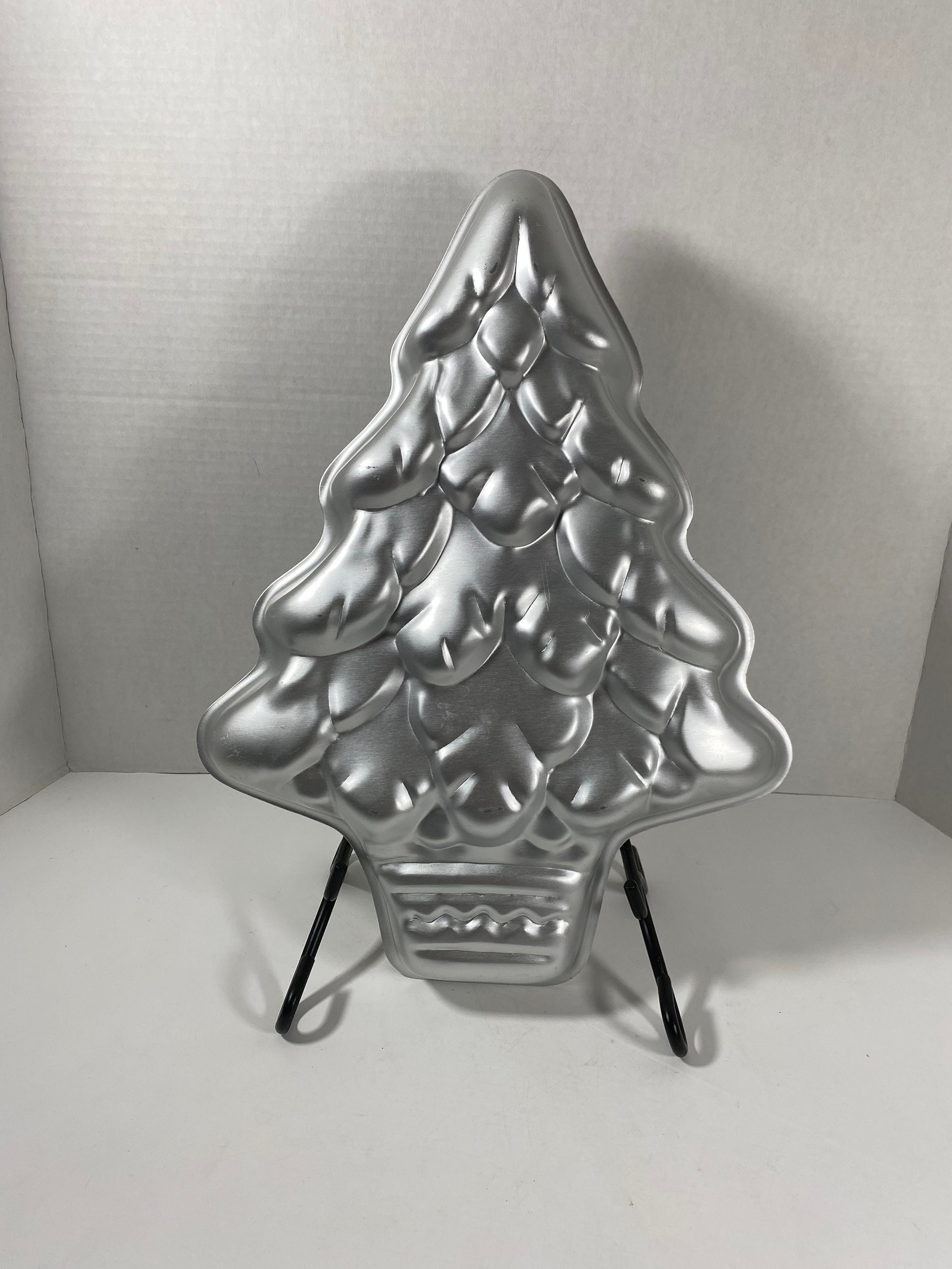 WILTON Christmas Holiday Tree Fluted Non-Stick Cake Pan (2105-0881) NEW