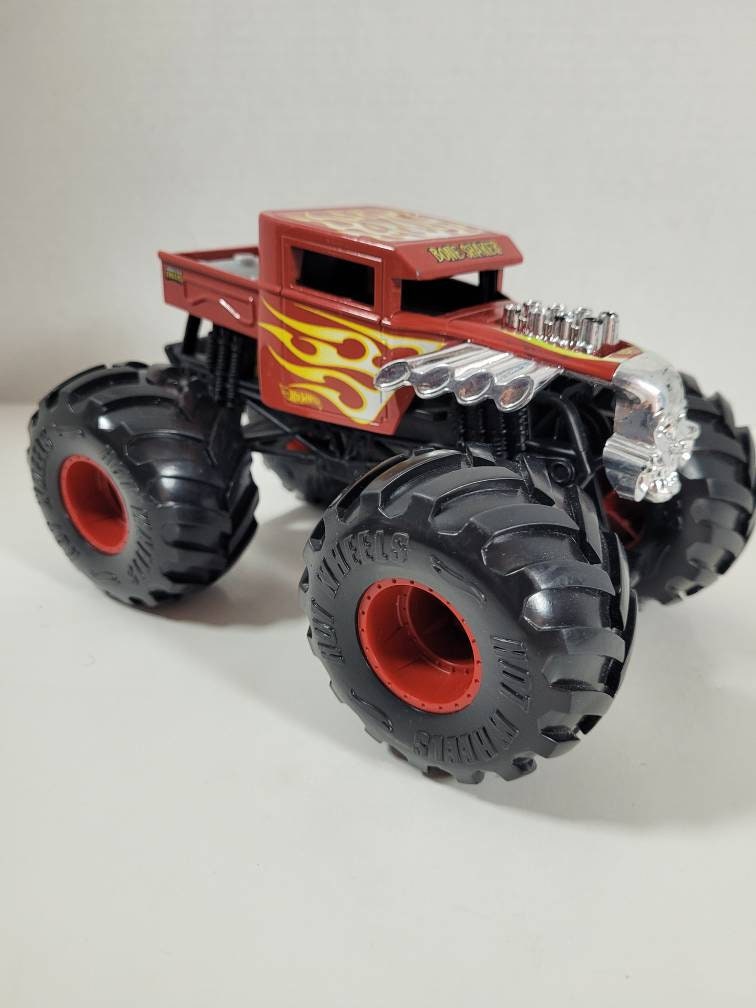 Hot Wheels Monster Trucks, 1:24 Scale Bone Shaker