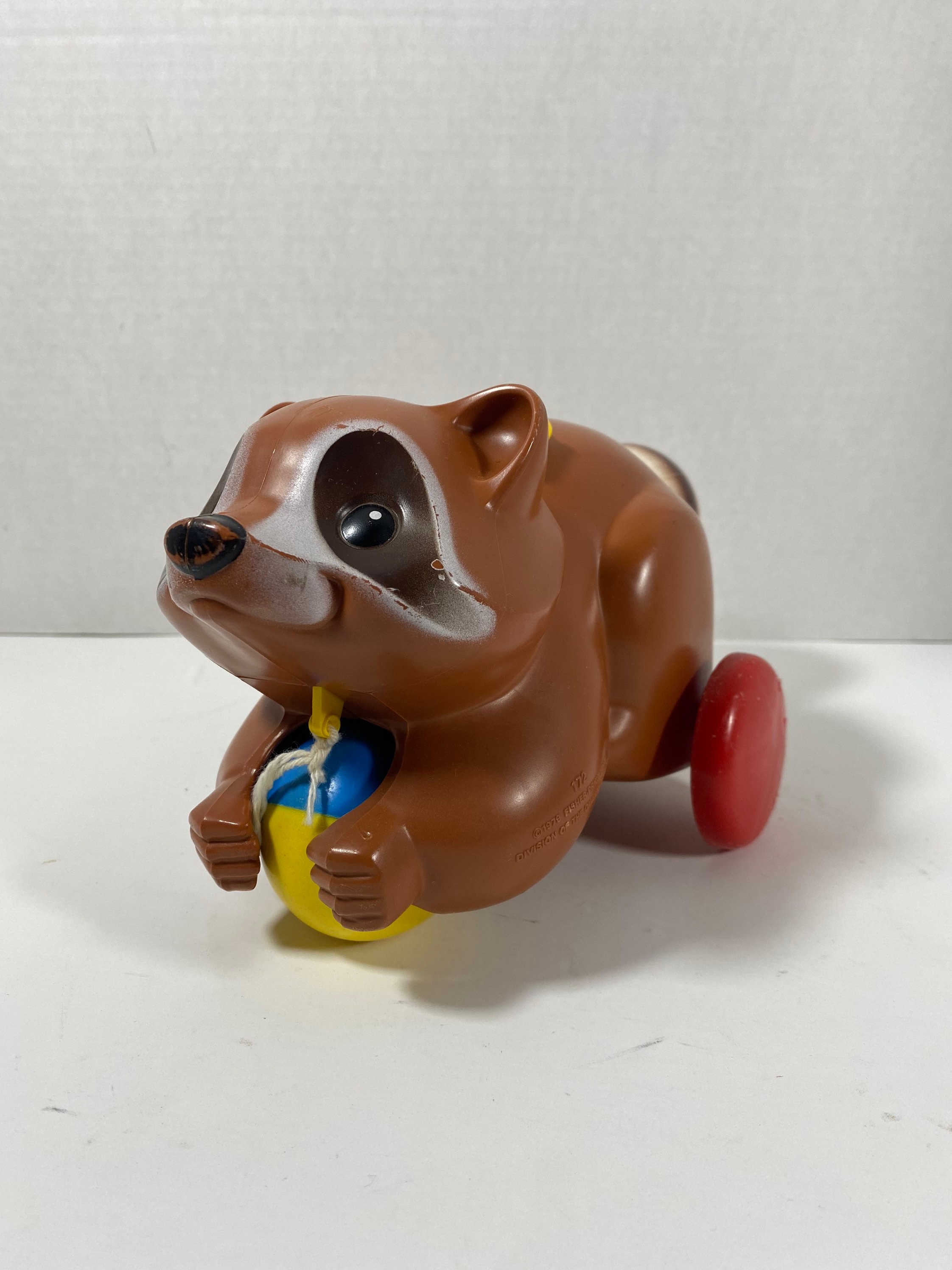 Vintage 1979 Fisher Price Raccoon Pull Toy Coleccionable