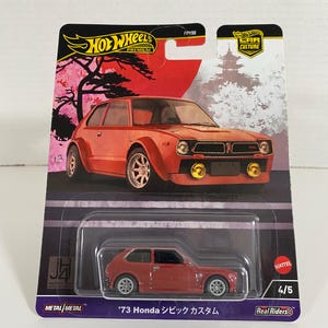 Peut inclure: Modèle de voiture miniature rouge Honda Civic Custom 1973 avec des roues noires et un intérieur blanc. La voiture est sur un fond noir et blanc avec un design d'inspiration japonaise. La voiture fait partie de la série Hot Wheels Premium Car Culture.