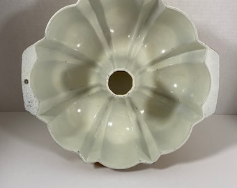 Vintage 1970’s Nordic Ware Yellow Aluminum Bundt Pan - Collectible | Baking Enthusiast | Vintage Kitchen | Display Item | Bakeware | Gift