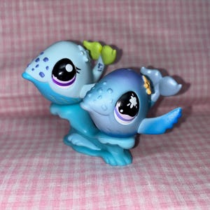 Vintage Original Discontinued LPS Littlest Pet Shop Twin Whales with Stand Excellent (004)