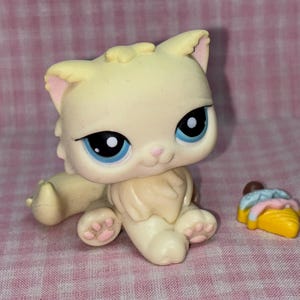 Vintage Original Discontinued LPS Littlest Pet Shop Yellow Persian Cat w/Ice Cream (001)