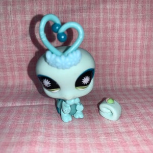 Discontinued Rare LPS Littlest Pet Shop Cute Blue Bug Crown Cake  (006)