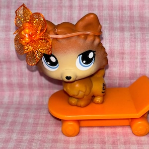 Figura de perro o cachorro de Littlest Pet Shop de LPS discontinuada con patineta con lazo hecha a mano (B)