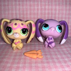 Discontinued Lot of 2 Rare LPS Littlest Pet Shop Bunnies with Carrots (010)