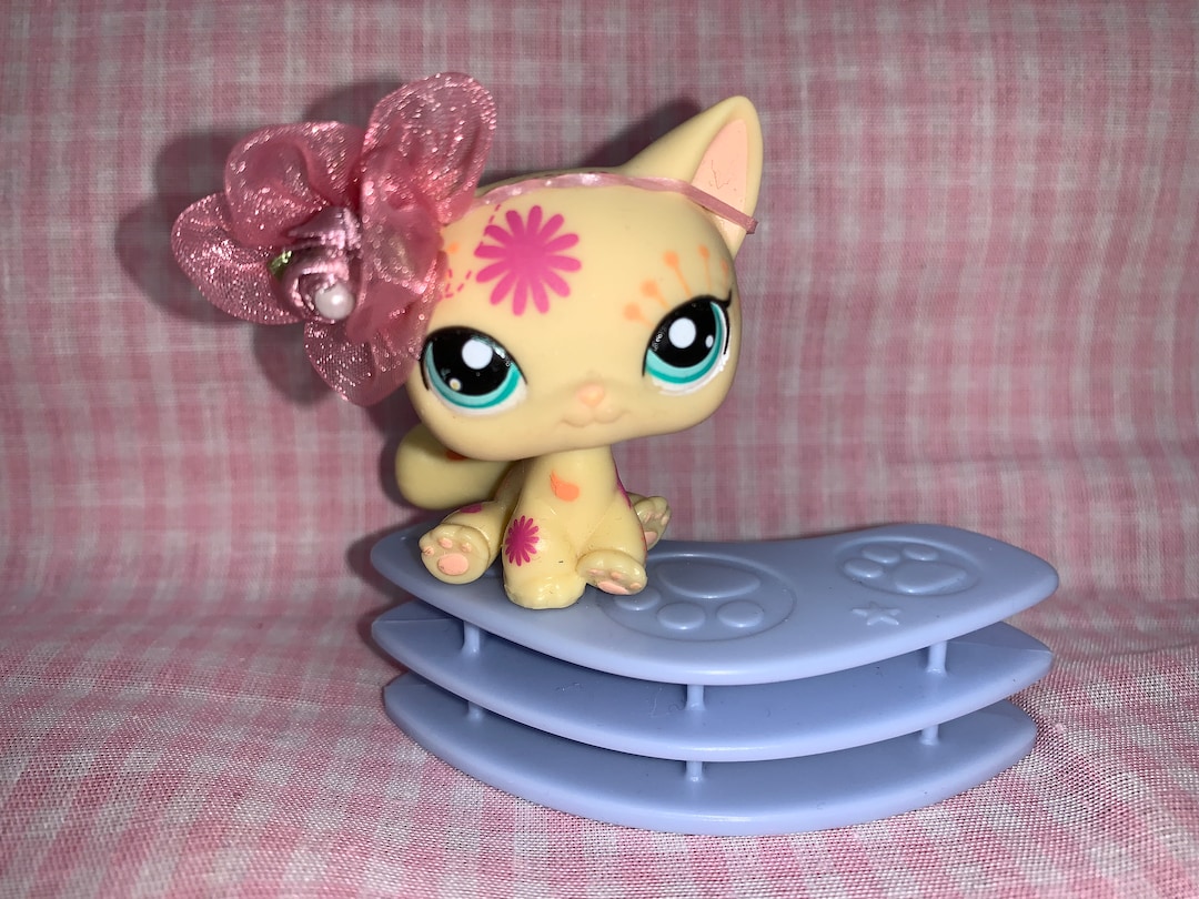 Discontinued LPS Littlest Pet Shop Tattoo Cat With Handmade Bow Stage