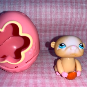 Discontinued Littlest Pet Shop LPS Littlest Pet Shop Movable Arms Hamster with Egg Home (006)