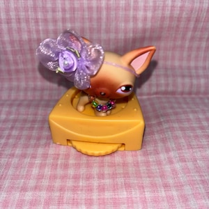 Discontinued Rare LPS Littlest Pet Shop Chihuahua with Handmade Bow Necklace Turning Stage (002)