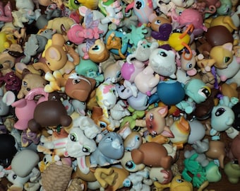 Littlest Pet Shop LPS Random Lot of 5 Pets with 5 Necklaces/Collars in Gift Bag