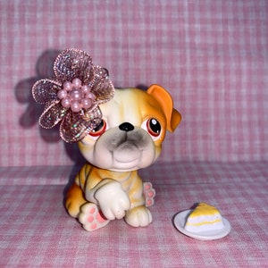 Discontinuous Rare Toy LPS Littlest Pet Shop Bull Dog with Handmade Bow Cake (009)