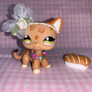 Discontinued Rare LPS Littlest Pet Shop Cute Kitten/Cat with Handmade Bow/Necklace Bread (010)