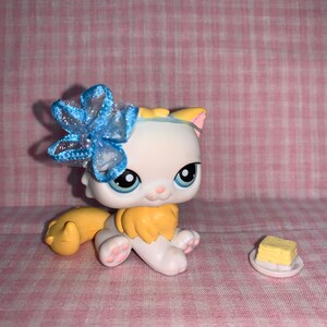 Discontinued Rare LPS Littlest Pet Shop Cat with Handmade Bow Cake (009)