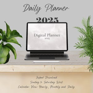 Pode incluir: Um planejador digital para 2025 num tablet. O ecrã mostra um fundo branco com um padrão de nuvens ténue. O texto "Digital Planner 2025" é apresentado no ecrã. O tablet está sobre uma secretária de madeira com uma caneta e uma planta no fundo. O texto "Daily Planner 2025" está acima do tablet. O texto "Instant Download Sunday to Saturday Week Calendar View: Yearly, Monthly and Daily" está abaixo do tablet.