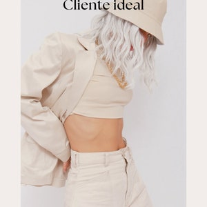 Puede incluir: Una persona con un atuendo beige, que incluye una blazer, top corto y pantalones cortos, combinados con un sombrero de pescador y una cadena dorada. La imagen tiene el texto "Define tu Nicho y tu Cliente ideal" y la firma "Paula Frazas".
