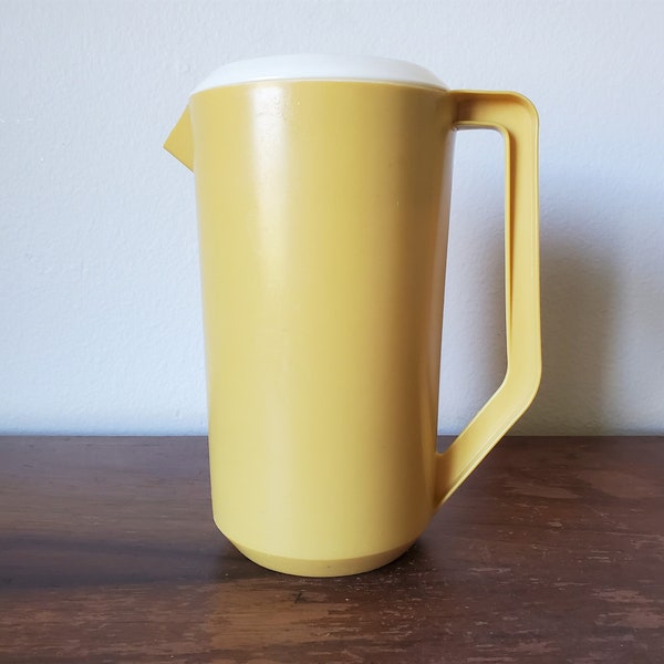 Vintage Harvest Gold Rubbermaid Tea Pitcher - Water Pitcher - 2.25 Quarts