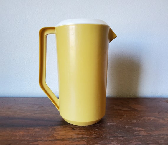 Vintage Rubbermaid 1 1/2 Quart Pitcher, Vintage Yellow Rubbermaid Pitcher  2745 1. 