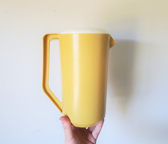 Rubbermaid Pitcher Yellow Pitcher 2 1/4 Quarts Pitcher 