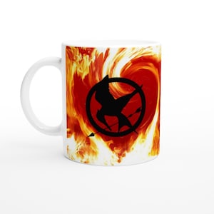 Mockingjay Fire - Biały 11-uncjowy ceramiczny kubek | Świetny pomysł na prezent, Urodziny, Święta, Przedmiot kolekcjonerski, Unikalny design