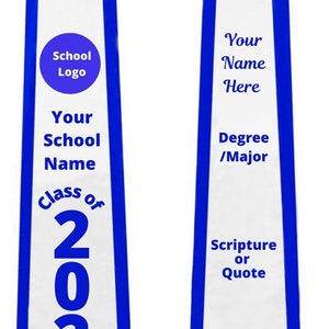 Op de afbeelding: Een witte afstudeersjerp met blauwe bies. De sjerp heeft de tekst "Your School Logo", "Your School Name", "Class of 2022", "Your Name Here", "Degree/Major", "Scripture or Quote" en "Icon, Logo, Picture".
