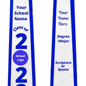 Op de afbeelding: Witte afstudeerstola met blauwe bies. De stola heeft de tekst "Your School Name Class of 2022" aan de linkerkant en "Your Name Here Degree/Major Scripture or Quote Icon, Logo, Picture" aan de rechterkant. Aan de linkerkant is een cirkel met de tekst "School Logo".