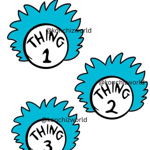 Könnte beinhalten: Drei blaue und weiße runde Aufkleber mit den Worten "Thing 1", "Thing 2" und "Thing 3" in schwarzer Schrift. Jeder Aufkleber hat einen blauen, flauschigen Umriss.