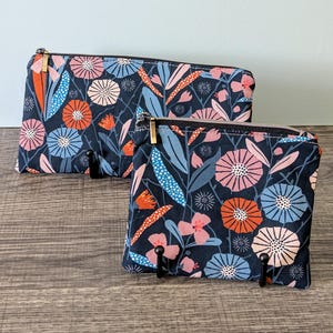 Petite pochette moderne violet foncé en coton à fleurs, trousse à maquillage ou porte-monnaie en tissu, trousse à crayons