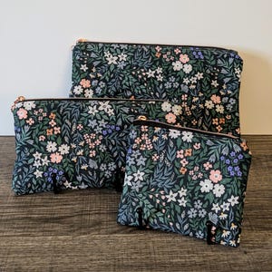 Pochette à glissière en coton à fleurs Meadow, Trousse de maquillage en tissu, Protège-livre, Porte-monnaie, Porte-cartes, Trousse