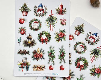 Puede incluir: Una hoja de pegatinas navideñas con ilustraciones festivas. Los diseños incluyen árboles de Navidad, muñecos de nieve, coronas, adornos, velas y cajas de regalo. Las pegatinas son en tonos verdes, rojos y blancos, ideales para manualidades y decoraciones.