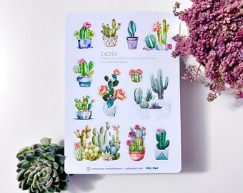 Może przedstawiać: Arkusz naklejek z akwarelowymi ilustracjami różnych kaktusów w doniczkach. Naklejki znajdują się na białym tle z tekstem "Cactus" i "Posiadają zdolność adaptacji i rozwoju w trudnych warunkach".