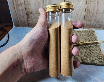 サハラ砂漠の砂をガラス瓶に詰め、リビア砂漠のガラスを添えたもの