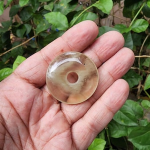 Colgante de cristal del desierto libio: Donut de tectita dorada, cristal natural.