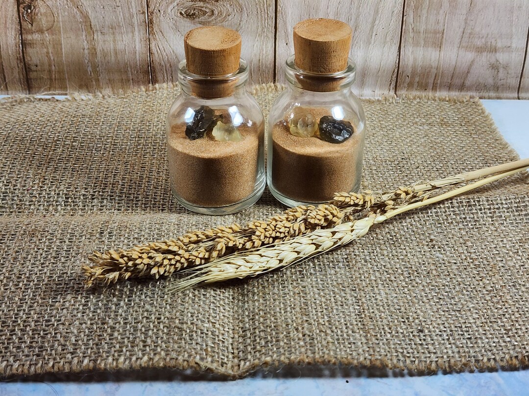 サハラ砂漠の砂をガラス瓶に詰め、リビア砂漠のガラスを添えたもの