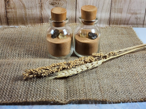 サハラ砂漠の砂をガラス瓶に詰め、リビア砂漠のガラスを添えたもの