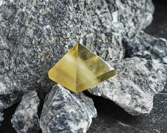 Libijskie szkło pustynne. Libijski złoty tektyt. Libijskie szkło. Libijski tektyt. Libijski. 24,5 GR. Libijski kryształ. piramida. przydymione złoto