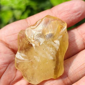 Verre du désert de Libye. ldg d&#39;or. Tectite aurifère libyenne. Verre libyen. Verre du désert de Libye. Cristal du désert de Libye. 20GR . tectite