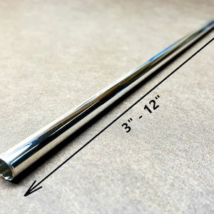 Może przedstawiać: Słomka do picia ze srebrnego metalu, o długości 30 cm.
