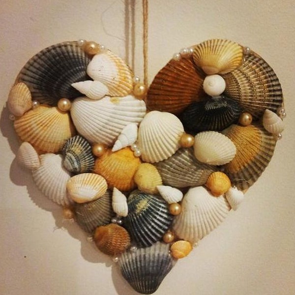 Herzarmbänder aus Muscheln, Sommersouvenirs, Kunsthandwerk aus dem Meer
