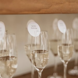 Sektglas-Platzierungen | Platzkarten | Hochzeitsbestuhlung | Weinglas Karten | flöte stempel | Dekor | Braut | Hochzeit must have