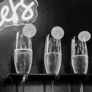 Champagner Wand | flöte stempel | Hochzeit Sitzplan | Braut | Hochzeit must have | Hochzeitsdekor | Geschenke | Weinanhänger | Tischkarten