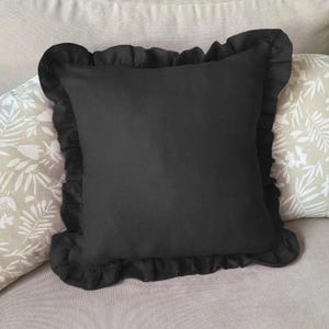 Housse de coussin en lin noir à volants – coussin délavé à la pierre, décoration campagnarde française, literie cottagecore, coussin fait main