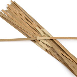 K&ouml;nnte beinhalten: Ein B&uuml;ndel brauner Papier-Serpentin, zusammengebunden mit einem St&uuml;ck Klebeband. Die Serpentinen sind etwa 30 cm lang und perfekt, um jeder Party oder Feier eine festliche Note zu verleihen.