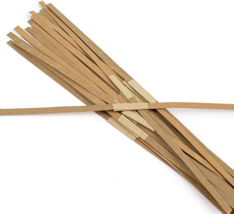 K&ouml;nnte beinhalten: Ein B&uuml;ndel brauner Papier-Serpentin, zusammengebunden mit einem St&uuml;ck Klebeband. Die Serpentinen sind etwa 30 cm lang und perfekt, um jeder Party oder Feier eine festliche Note zu verleihen.