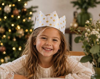 Handgefertigte Weihnachtspapierkronen mit goldenen und weißen Sternen – 6er-Set