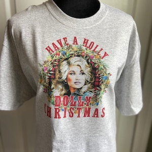 Offrez-vous un sweat-shirt ou un t-shirt à sublimation Holly Christmas, un Dolly joyeux Noël