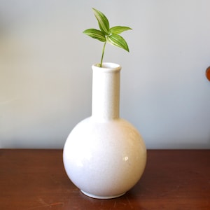 Vintage gespikkelde witte keramische flesvaas met lange hals - minimalistisch servies met enkele bloem