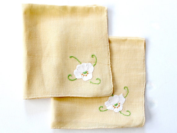 1940s Hand Embroidered Appliqué Linen Handkerchie… - image 1