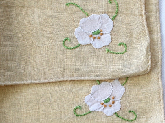 1940s Hand Embroidered Appliqué Linen Handkerchie… - image 4