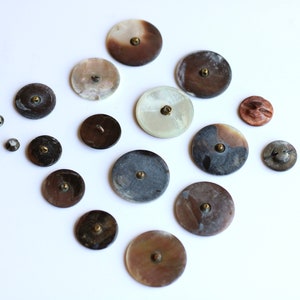 113 antieke en vintage Smokey MOP en Abalone Shell-knoppen gesneden sets messing schachten afbeelding 8